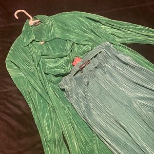 Like new with tags, it’s more of a neon green. 3 piece set